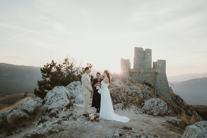 Una celebrazione di un matrimonio a Rocca Calascio con sfondo il castello