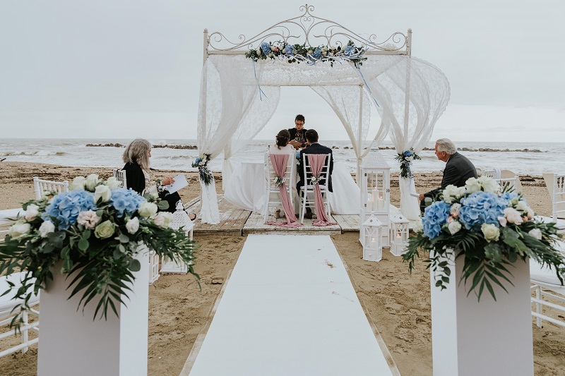 Una scena di un matrimonio al mare sulle coste abruzzesi