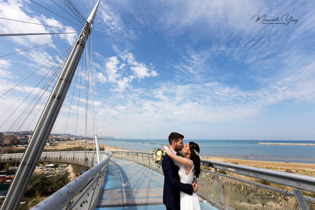 Sposi su ponte vista mare a Pescara, Abruzzo
